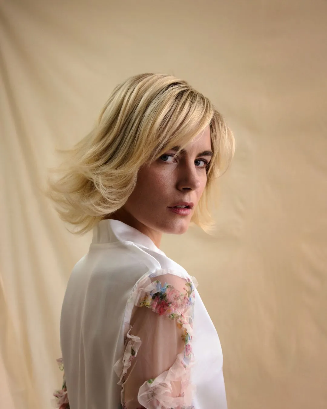 Voluminöse Kurzhaarperücke in Blond mit Bewegung